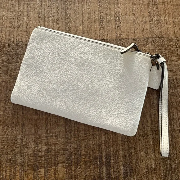 Authentic Coach White Leather Wristlet with Snoopy Graphic - Picture 2 of 5